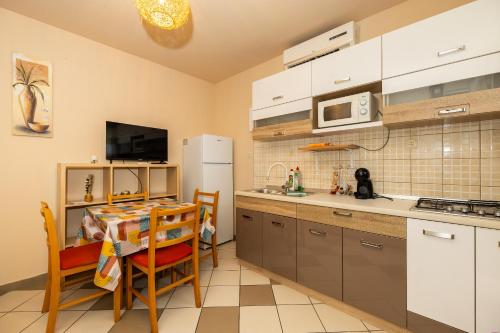 Kuchyňa alebo kuchynka v ubytovaní tiho's apartments