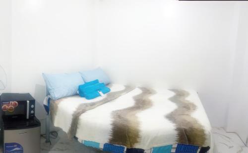 Ένα ή περισσότερα κρεβάτια σε δωμάτιο στο Centrally located studio with AC and kitchenette