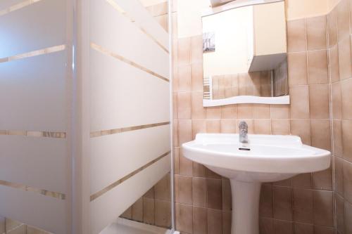 une salle de bain avec un lavabo et un miroir dans l'établissement L'Hirondelle - Perigord Noir, à Saint-Geniès