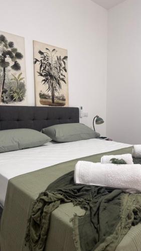 two beds sitting next to each other in a bedroom at Cocciu d'amuri a casa in Terrasini