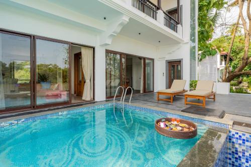 a swimming pool in the backyard of a house at Villa Fleuve 6-BHK Riverfront Hideaway With Infinity Pool & Bathtub in Nerul