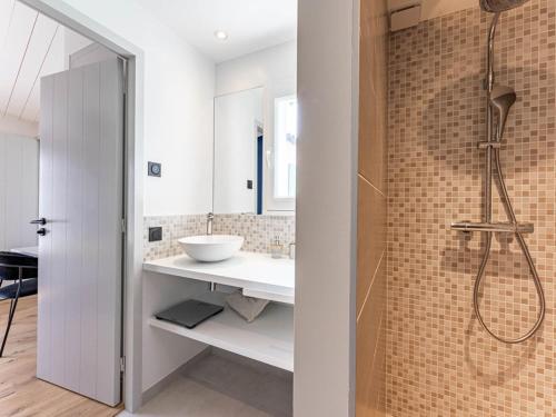 ein Badezimmer mit Waschbecken und Dusche in der Unterkunft Maison de vacances avec jardin verdoyant à Loix - FR-1-835-25 in Loix