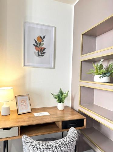 un bureau avec des plantes dessus dans une pièce dans l'établissement Studio B2 - Centre-Ville Meaux - Proche Disneyland, à Meaux