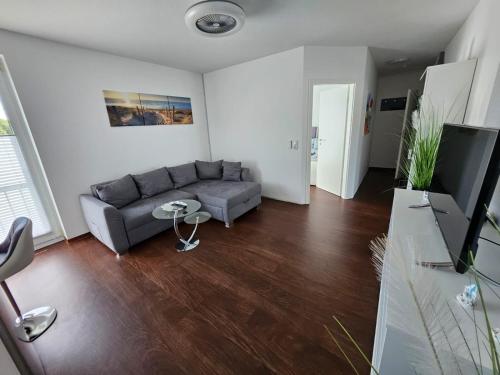 un salon avec un canapé et une table dans l'établissement Küstenperle, à Graal-Müritz