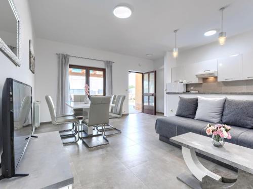 TV a/nebo společenská místnost v ubytování Holiday Home Kristina by Interhome