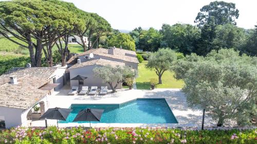 une vue extérieure d'une villa avec piscine dans l'établissement JAMES FCD56 - luxury villa with pool for rent in the vineyards near Saint Tropez, à Cogolin
