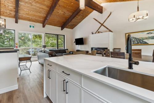 Una cocina con fregadero y una sala de estar. en Blue View Chalets, en Blue Mountains