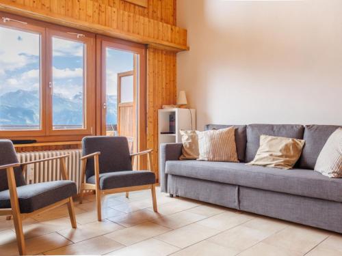 uma sala de estar com um sofá e duas cadeiras em Apartment Bietschorn 22 by Interhome em Nendaz