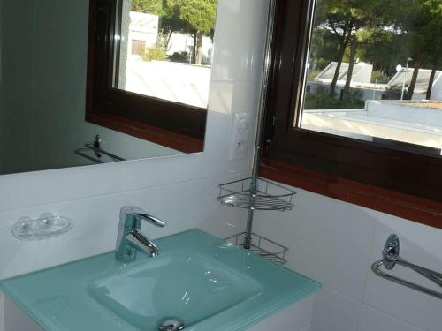 une salle de bain avec un lavabo et un miroir dans l'établissement Villa Rénovée en Duplex, 8 Pers, 3 Ch, Patio, Clim, Proche Plage et Centre - La Grande-Motte - FR-1-328-109, à La Grande Motte