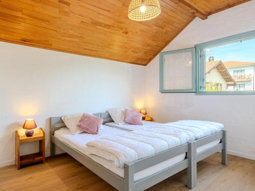 un lit dans une chambre avec une fenêtre dans l'établissement Holiday Home Sicard-5 by Interhome, à Mimizan-Plage