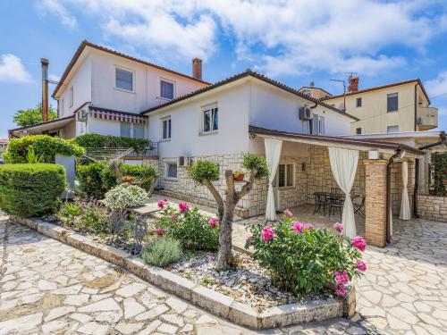 dom z ogrodem przed nim w obiekcie Apartment Nika-11 by Interhome w mieście Umag