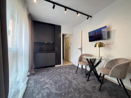 un salon avec une table et deux chaises dans l'établissement Monaco, à Beausoleil