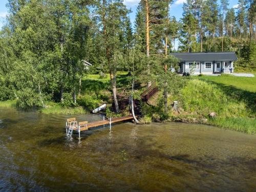 une maison avec un quai au milieu d'un lac dans l'établissement Holiday Home Iltarusko by Interhome, à Hara