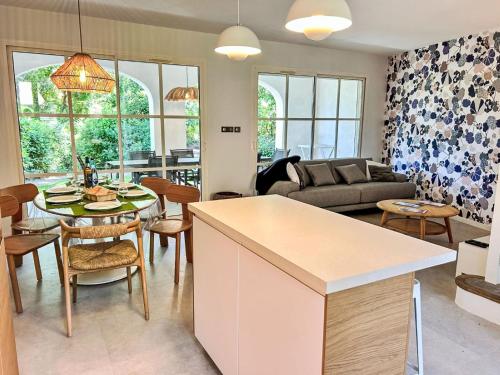 une cuisine et un salon avec une table et des chaises dans l'établissement Holiday Home Les Restanques Golfe Saint Tropez-6 by Interhome, à Grimaud