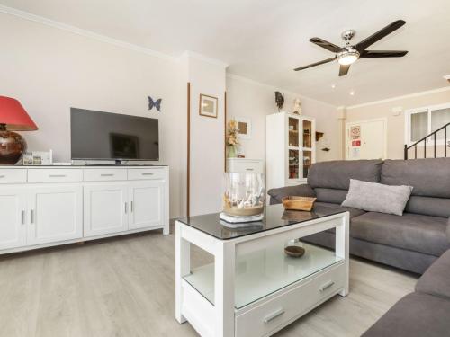 Μια τηλεόραση ή/και κέντρο ψυχαγωγίας στο Apartment Dúplex El Faro B by Interhome