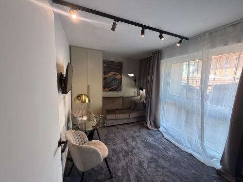 un salon avec une table et des chaises et une fenêtre dans l'établissement Monaco, à Beausoleil