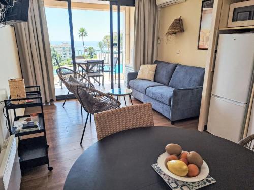 un salon avec une table et un canapé dans l'établissement Apartment Villa Francia-6 by Interhome, à Cannes