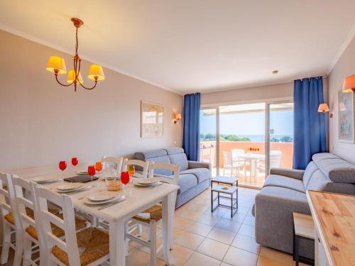 une cuisine et un salon avec une table et un canapé dans l'établissement Apartment Les Rivages des Issambres-3 by Interhome, aux Issambres