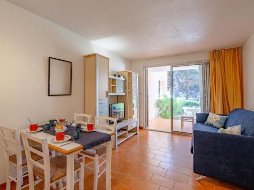 un salon avec une table et un canapé dans l'établissement Apartment Les Coteaux de la Nartelle-28 by Interhome, à Sainte-Maxime