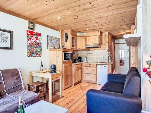 un salon avec une table et des chaises et une cuisine dans l'établissement Studio Les Moutières B1 et B2 - Val Claret-25 by Interhome, à Tignes