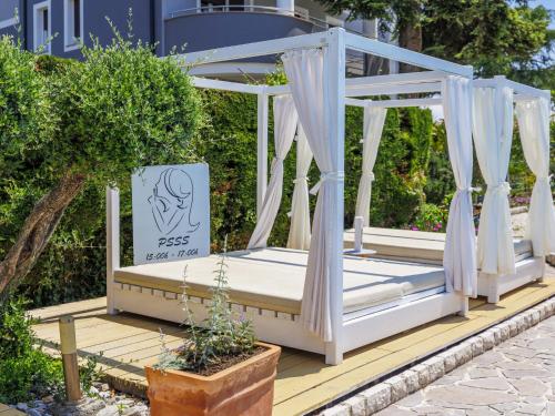 Κήπος έξω από το Apartment Nika-9 by Interhome