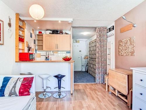 Cette petite chambre comprend un lit et une cuisine. dans l'établissement Studio Les Moutières B1 et B2 - Val Claret-26 by Interhome, à Tignes