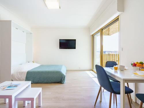 Photo de la galerie de l'établissement Studio Raphaël-2 by Interhome, à Biarritz