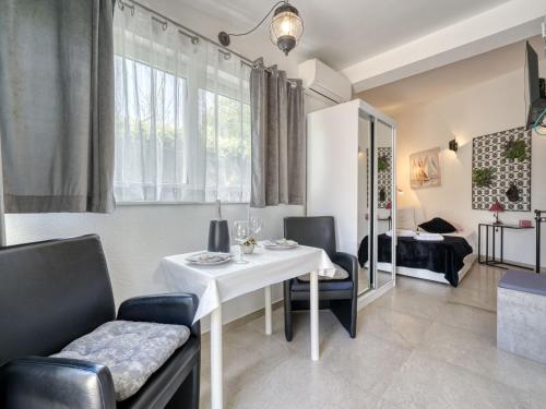 Et opholdsområde på Holiday Home Villa Nika Studio by Interhome