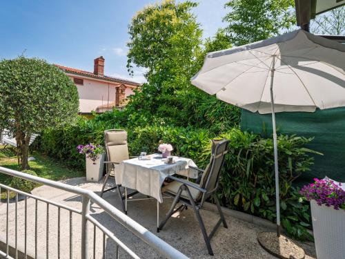 En have udenfor Holiday Home Villa Nika Studio by Interhome