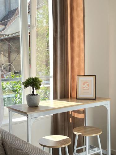 un bureau devant une fenêtre avec une photo dessus dans l'établissement Studio B3 - Centre-Ville Meaux - Proche Disneyland, à Meaux
