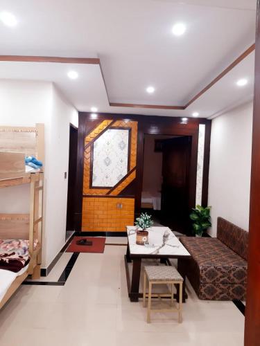 Ένα ή περισσότερα κρεβάτια σε δωμάτιο στο Dunleigh Apartments Murree