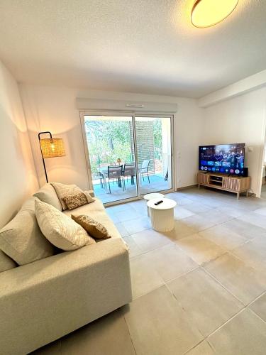 Nice apartment with garden direct access to beach,Parking free