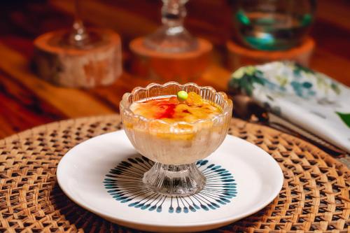 a small dessert in a glass bowl on a plate at Burú Nature Hotel in Leticia