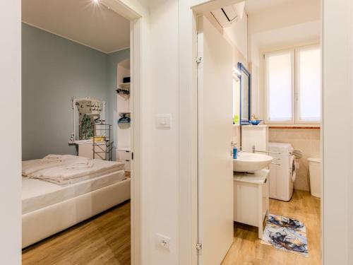 Un dormitorio pequeño con una cama y un lavabo. en Apartment Riva by Interhome, en Riva del Garda