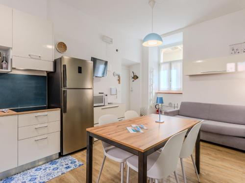 una cocina y comedor con una mesa y un refrigerador en Apartment Riva by Interhome, en Riva del Garda