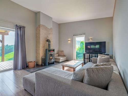 TV a/nebo společenská místnost v ubytování Apartment Simonhöhe Kärntentraum-2 by Interhome