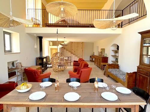 une salle à manger avec une table et des chaises dans l'établissement L'appartement Vicente, à Aléria