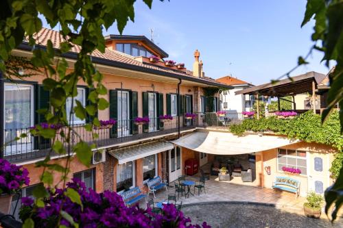 a courtyard of a building with purple flowers at Cantina Anzivino - Affittacamere in Gattinara