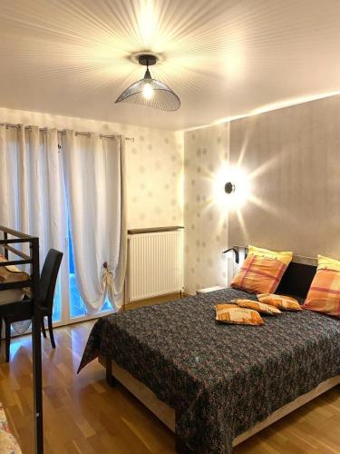 - une chambre avec un grand lit et un plafond dans l'établissement Grace, à Douzy