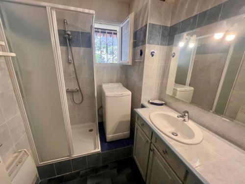 une salle de bain avec un lavabo, une douche et des toilettes dans l'établissement Appartement 2 Pièces - Vue Mer - Piscine - Cavalaire - FR-1-226B-237, à Cavalaire-sur-Mer