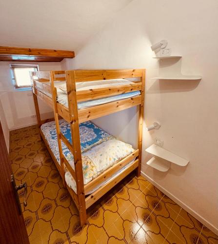 a bunk bed room with a bunk bed in a room at Casa Altolaterra in Tagliacozzo