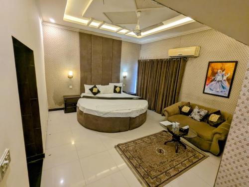 Gallery image of shelton guest House in Lahore