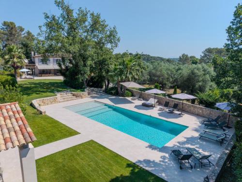 une image d'une piscine dans une cour dans l'établissement Bastide du Citronnier, à Valbonne