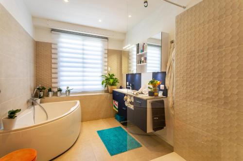 LE LAFAYETTE AP4410 By Riviera Holiday Homes