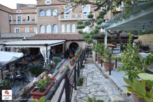 an outdoor garden with potted plants and a building at La Locanda del Curato Rooms in Lentiscosa