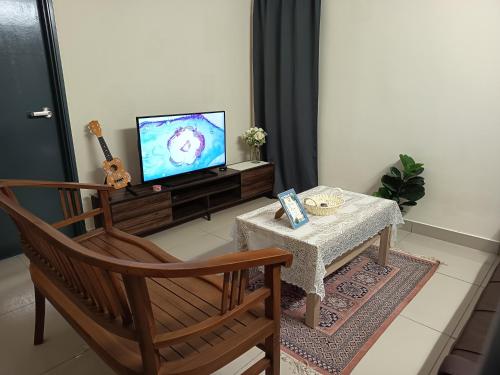 Televisyen dan/atau pusat hiburan di Tenang Haven Upper Floor with private porch and staircase