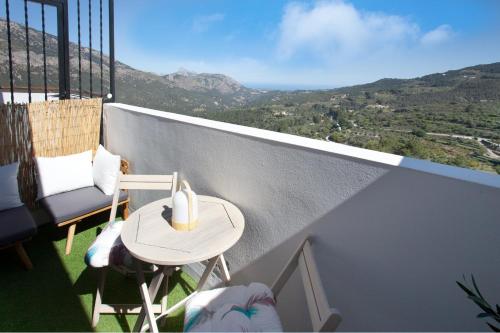 a balcony with a table and chairs and a view at El Balcón Guadalest in El Castell de Guadalest