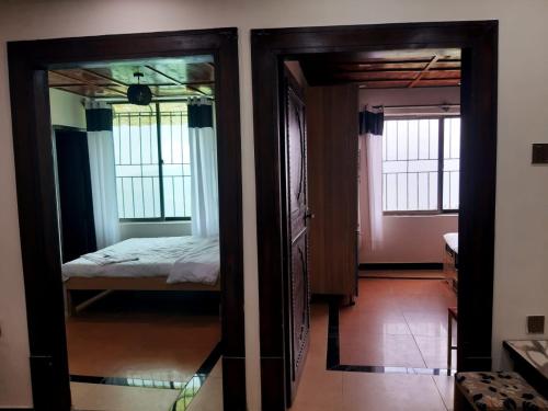 Ένα ή περισσότερα κρεβάτια σε δωμάτιο στο Dunleigh Apartments Murree