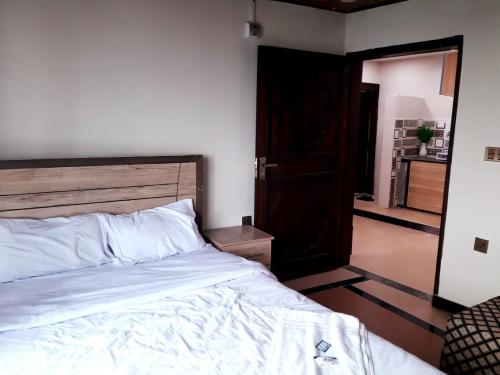 Ένα ή περισσότερα κρεβάτια σε δωμάτιο στο Dunleigh Apartments Murree