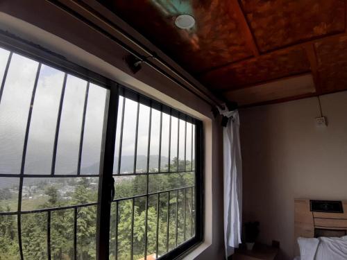 Μια τηλεόραση ή/και κέντρο ψυχαγωγίας στο Dunleigh Apartments Murree